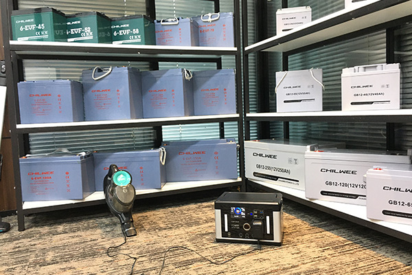 Use o local da central elétrica portátil inteligente de 700 w